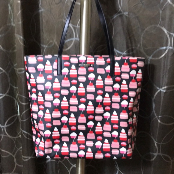 kate spade Handbags - EUC Kate Spade Cupcake Tote